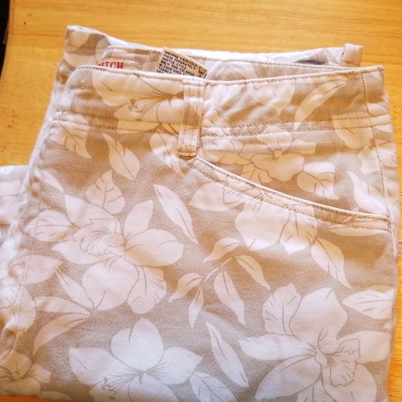 Capris .... - Picture 3 of 3